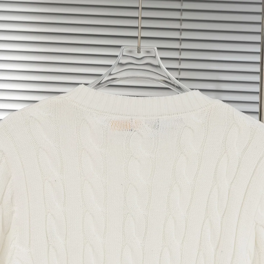P280 top version (different currencies). You can scan the code to enter the official website. Style: Ralph Lauren POLO Ralph Lauren small label embroidered knitted old money style long-sleeved sweater. Color: Picture color. Size: S-XL. Fabric: pure cotton. Accessories: full set of customized accessories. No gender distinction. Same style for men and women.